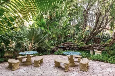 Heart of Palm Beach - free parking included, security safe, next to Breakers