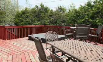 5 Bedrooms, Mountain Views, Steps from Blue Mountain Village, Hot Tub, BBQ