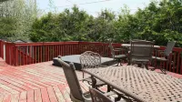 5 Bedrooms, Mountain Views, Steps from Blue Mountain Village, Hot Tub, BBQ