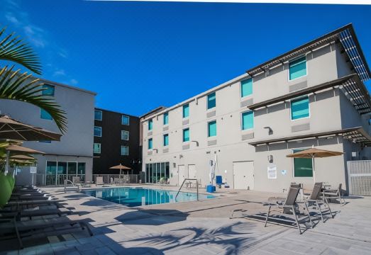 3. 홀리데이 인 익..