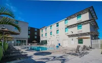 Holiday Inn Express & Suites Miami Airport East