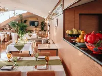 Bayil Breeze Hotel & Restaurant Hoteles cerca de Plaza de la Bandera Nacional