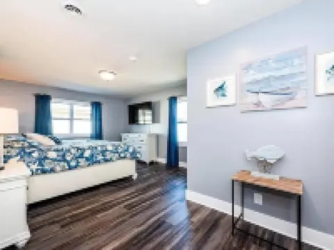 Cozy New Buffalo cottage with hot tub & fire pit.  Short walk to downtown! Hotels in New Buffalo