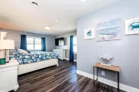 Cozy New Buffalo cottage with hot tub & fire pit.  Short walk to downtown!