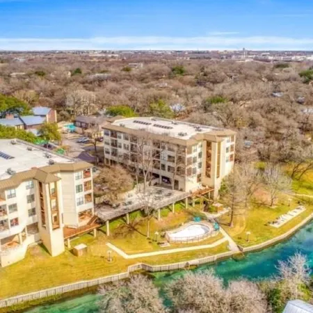Updated Single Story Comal River Condo with Pool-Walk to Downtown NB