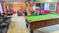 The Crossing Lodge & Backpackers - parking