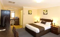 Hideaway Motor Inn Hotels near University of New England
