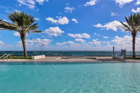 Dharma Home Suites Miami Beach at Monte Carlo Отели рядом с достопримечательностью «Парк Хауловер»