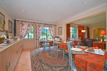 Cherry Tree Cottage B&B Linden Отели рядом с достопримечательностью «Йоханнесбург Зу»