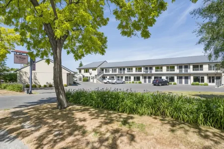 Village Motel Отели в г. Уэймарама