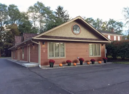 The Fields of Eden Inn Отели в г. Ангола он Лейк