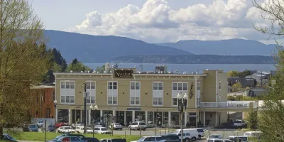 Fairhaven Village Inn Отели рядом с достопримечательностью «Парк Уотком Фолс»