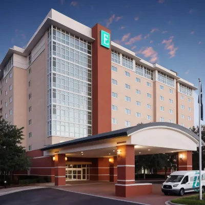 Embassy Suites by Hilton Charleston Airport Hotel & Convention Center Отели рядом с достопримечательностью «Velocity Air Sports»