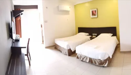 Kiara Inn Hotel Отели в г. Jempol