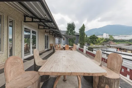 Urbanview Hotel Anggrek Puncak by RedDoorz Отели рядом с достопримечательностью «Lembah Permai Resort Camping Ground (LPR)»