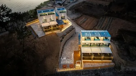 Sacheon Azule Poolvilla Отели рядом с достопримечательностью «Samcheonpo Bridge Park»