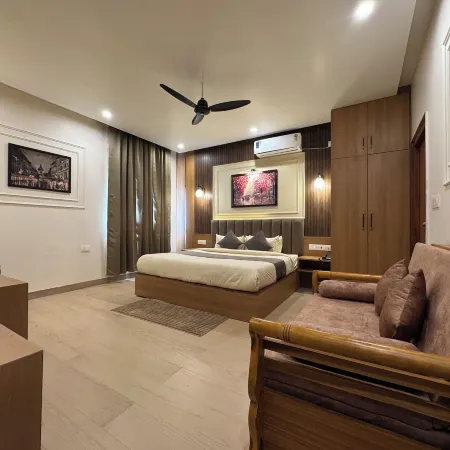 Vaidik Palace - 800 mtr from Prem Mandir