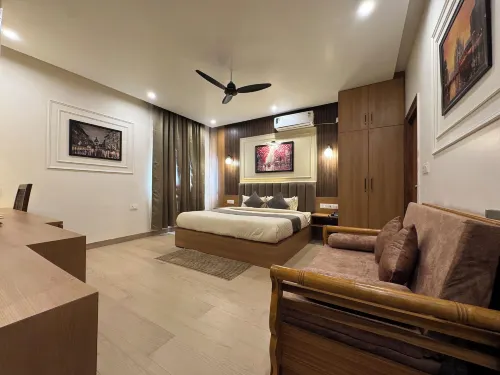 Vaidik Palace - 800 mtr from Prem Mandir