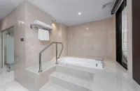 Raia Hotel & Convention Centre Kuching - Bathtub