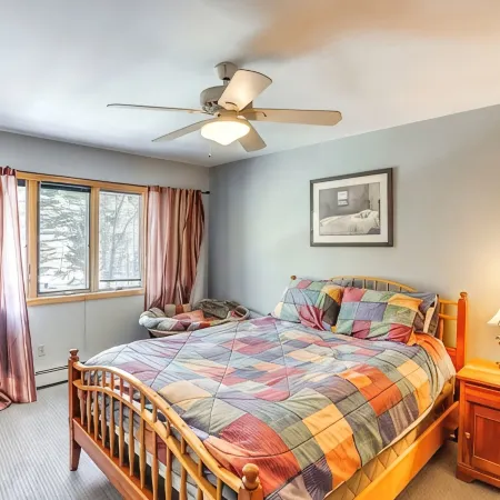 4000 sq. ft. With EXTRA LARGE BRAND NEW HOT TUB. Directly across from Ski Resort