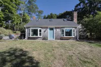 Bright & open private home, close to beach. Renovated clean and pet friendly! - WiFi