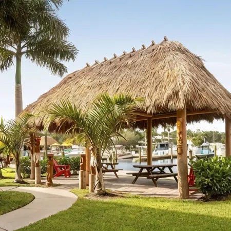 Premier Waterfront Room, Tiki Bar & Grill, Live Music, Pool, Gym, Kitchenette