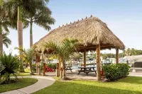 Premier Waterfront Room, Tiki Bar & Grill, Live Music, Pool, Gym, Kitchenette