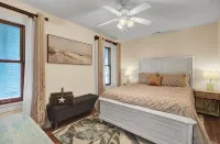Mt Pleasant Townhouse with a Deck - Homestays