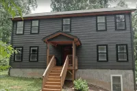 Lazy Bear - HotTub, Pet Friendly, Firepit, Game Room,Private home close to AVL.