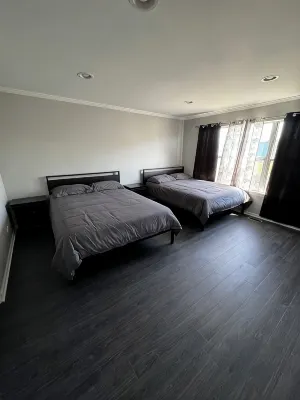 Modern Suburban Oasis- 14 guest House. Family Friendly!