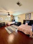 Cozy 5 Bedroom/ 9 Beds, 3 Full Baths with Game Room - Homestays