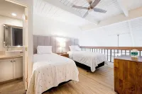 Top Floor, 360 deg Ocean View, Totally Remodeled, 2-bed 2 bath with split AC