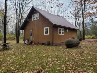 Little house in the woods but only 5 minutes from town! - 3-Star
