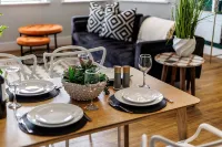 Luxurious 2-Bed Apt w/ Stunning Sea View & Parking - 레지던스