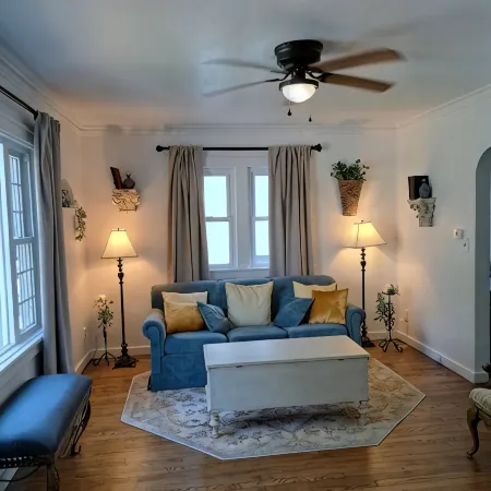 Charming 2-bedroom cottage with WiFi, AC in enjoyable Fort Madison