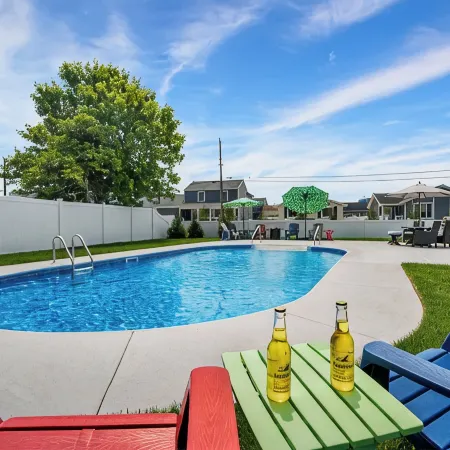 Close To Beach, 5 Bedroom, Sleeps 12, Saltwater Pool, Large Yard, On Golf Course