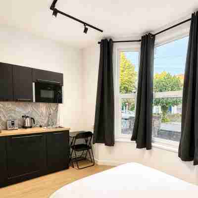 Central Studio in the Heart of Hounslow! Rooms