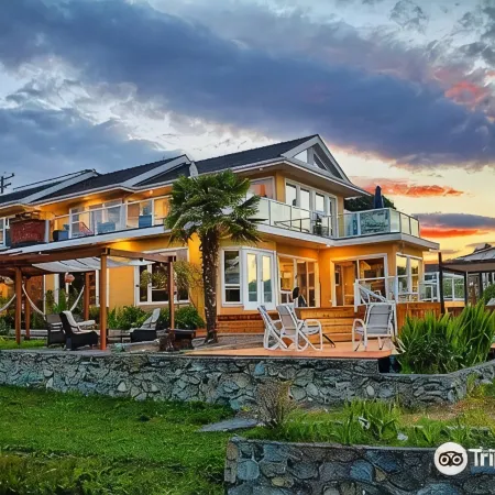 Birds of a Feather Victoria Oceanfront Studio Suites