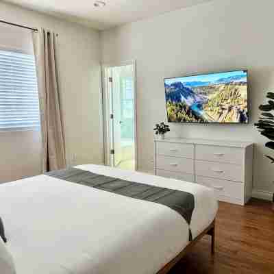 Disneyland Getaway Tri-level Gated Townhome Rooms