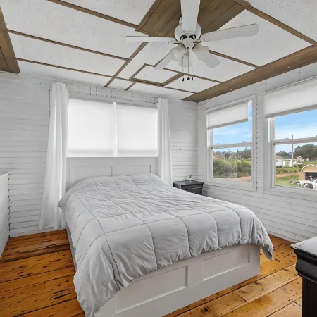 Seashell by the Seashore: Cozy 1BR Cottage Steps from Private Sandy Beach