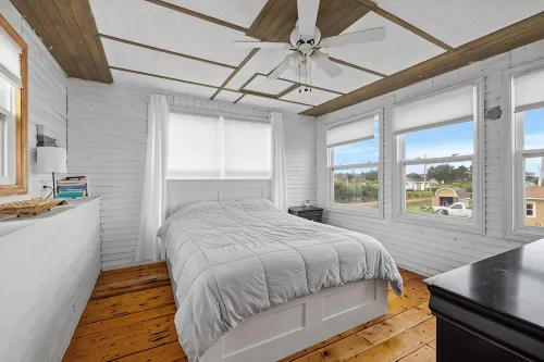 Seashell by the Seashore: Cozy 1BR Cottage Steps from Private Sandy Beach - 2-Star