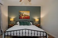 Wildwood Cottage/3 blocks from downtown Nac/King Bed/WiFi/Covered Parking - 3-Star