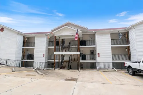 Waterfront Cozy Cove Retreat - Loto Escape, Remodeled Comfort, Close to the Fun - Wifi