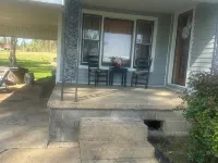 Charming 2-bedroom farmhouse in wonderful Gleason with AC, WiFi 威克利縣住宿飯店