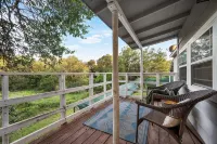 Belaire Lake Retreat, Cozy 2BR with Firepit & Kayaks