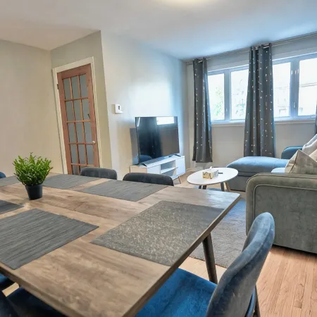 3BR 6Beds 5min Walk distance to Metro, Free Parking, next to Place Bell AC Отели в г. Лаваль