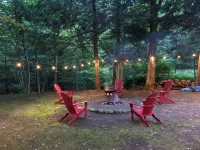 Creekside vintage retreat with HOT TUB! - 3성급