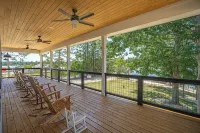 Luxurious Lakefront retreat with own private dock. - 4-Star