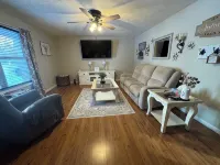 Charming pet friendly 3-bedroom 2 Bath house with WiFi, AC in fabulous Energy.