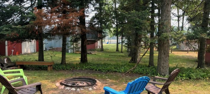 Oak Tree Retreat - Steps away from water fun! Hotels in Clare County